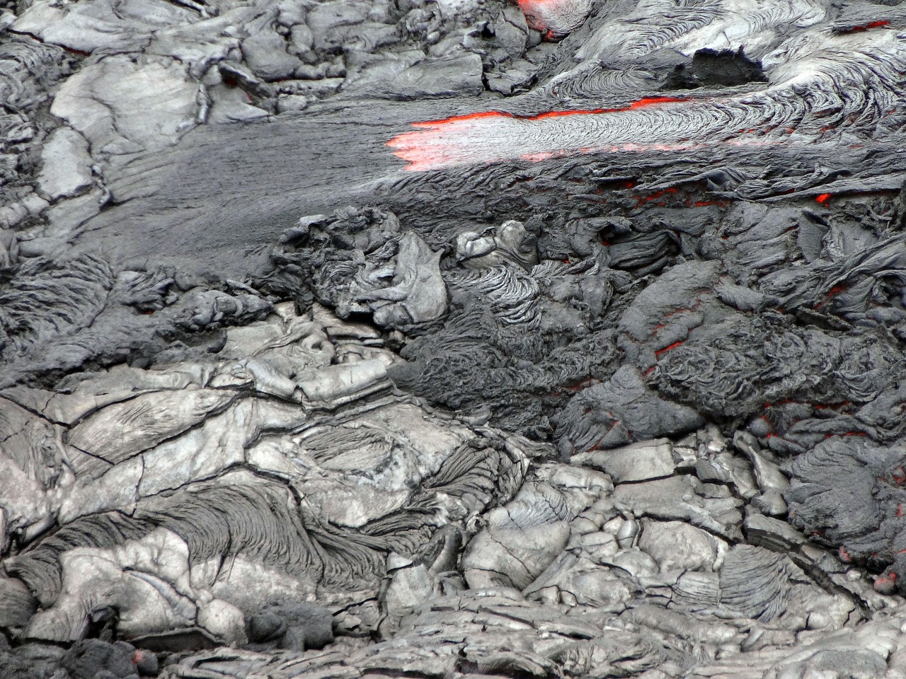 日本樱岛火山喷发 灰柱高达2000米，日本樱岛火山喷发，灰柱直冲云霄高达2000米